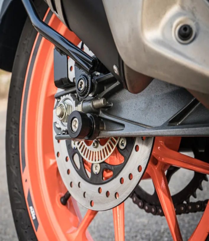 Paddock Spool REAR PADDOCK SPOOLS WITH SWING ARM PROTECTOR FOR KTM DUKE 200 BS6 ...